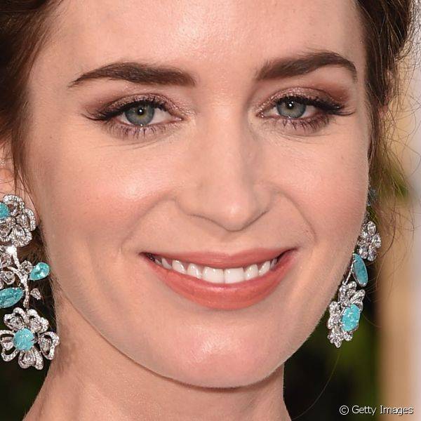 Para o Golden Globe 2015, Emily Blunt aplicou alguns c?lios posti?os no canto externo do olho e apostou no esfumado marrom